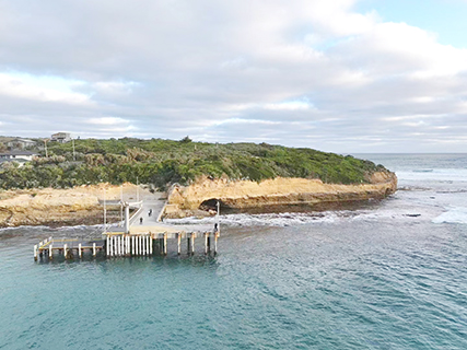 懸崖峭壁下的南太平洋巨浪
