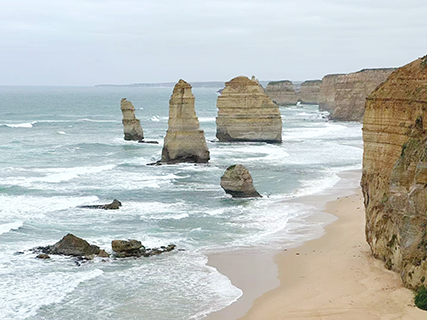 矗立在湛藍的海洋中形態各異的礁石