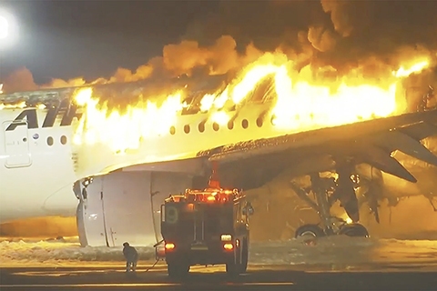 ◎ 圖為一月二日,在日本東京羽田機場的一架日本航空飛機在跑道上著火。(美聯社NTV)