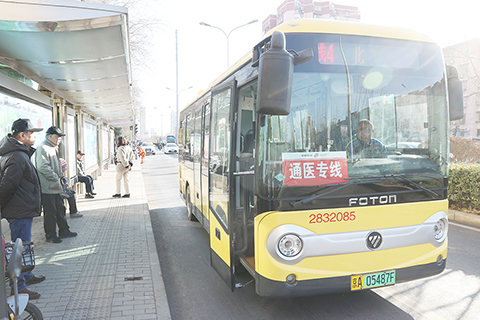 ◎ 一月五日,北京公交通醫專線班車抵達平樂園小區公交站。一月二日起,北京公交集團試點開行六條通醫專線。專線連接了數個大型社區和廣安門醫院、東直門醫院等七所醫院,方便市民就醫出行。(中新社記者 蔣啟明 攝)