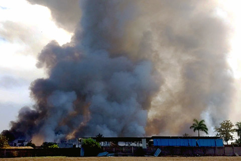 ◎ 印度中央邦一名政府官員二月六日證實,位於該邦赫爾達地區一家鞭炮廠當日發生火災並引發多次爆炸。目前爆炸已造成十一人死亡、約九十人受傷。圖為當日,在印度中央邦赫爾達地區,發生爆炸的鞭炮廠冒出濃煙。(新華社發)