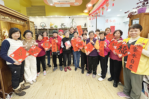 　◎ 何鳳凌（前排左5）帶領學員創作揮春年畫。 圖╱人間社記者趙巧蘭