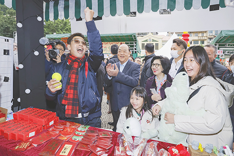 　◎ 行政長官賀一誠參觀塔石廣場年宵市場，與居民及遊客一起共迎新春。
