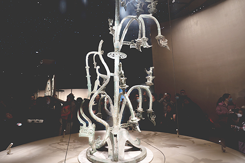 ◎ 一月廿六日拍攝的三星堆青銅神樹,神樹一側,一條頭上長角、昂首挺胸的「神龍」緣樹逶迤而下,整條龍造型飄逸靈動又奇異詭譎。