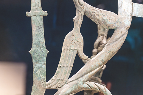 ◎ 一月廿六日拍攝的三星堆青銅神樹局部,緣樹逶迤而下的「神龍」,軀幹上伸出像人手掌一樣纖細修長的後足。