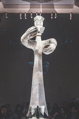 ◎ 一月廿六日拍攝的三星堆青銅大立人,衣服紋飾繁複精麗,以龍紋為主。他外裳上的「團龍」紋樣,與後世皇帝祭天時穿著的袞服一脈相承,是我國古代「龍袍」的雛形,反映了古代先民高超的絲綢織造技術和審美。