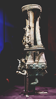 ◎ 二月七日拍攝的三星堆青銅神壇,共有四條龍,每條龍前足都踏於一個牛頭上,身體附於銅柱上。