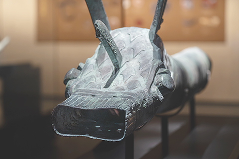 ◎ 一月廿六日拍攝的青銅豬鼻龍形器正面,前部為龍頭,鼻子呈中空的長方形,雙眼突出,尖耳向前彎曲,圓筒狀腰身,造型奇特。