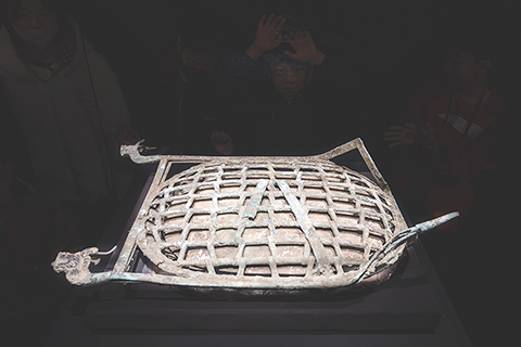 ◎ 一月廿六日拍攝的青銅網格狀器,四角向外伸出龍頭。