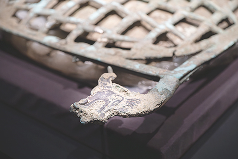 ◎ 一月廿六日拍攝的青銅網格狀器局部,該器物四角向外伸出龍頭。