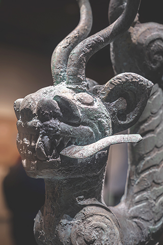 ◎ 二月七日拍攝的三星堆虎頭龍身青銅像(3D打印複製品)。頭部似虎,卻有著長長的犄角,且軀體上揚,宛如飛龍,虎頭龍身的結合形式十分罕見。