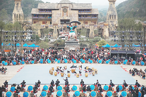 ◎ 二月廿三日,在廣西河池市南丹縣的瑤望天下景區內,白褲瑤民眾齊聚一堂,歡度年街節。圖為當地的白褲瑤民眾擺起銅鼓陣,跳起銅鼓舞《勤澤格拉》,歡慶年街節。(中新社發 林桉帆 攝)