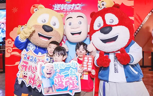 小朋友和玩偶合影。