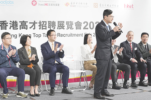 ◎ 三月三日,「香港高才招聘展覽會二0二四」在上環信德中心舉行,共六十多家在港公司現場設招聘展位,還有二百多家公司在線上接受應聘者申請,總計提供約三千個職位。圖為香港特區政府勞工及福利局局長孫玉菡(站立者)為活動致開幕辭。(中新社記者 侯宇 攝)