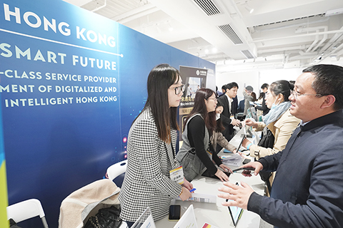 ◎ 三月三日,「香港高才招聘展覽會二0二四」在上環信德中心舉行,共六十多家在港公司現場設招聘展位,還有二百多家公司在線上接受應聘者申請,總計提供約三千個職位。圖為一名應聘者(右)與招聘方交流。(中新社記者 侯宇 攝)