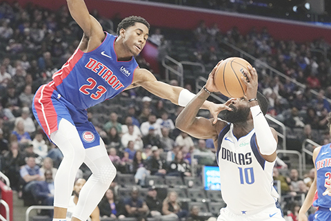 ◎ 三月九日,底特律活塞隊後衛賈登.艾維(23)在底特律舉行的一場NBA常規賽的下半場,對陣達拉斯獨行俠隊前鋒小蒂姆.哈夏威(10)時予犯規攔截。(美聯社/卡洛斯.奧索裡奧)