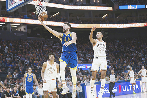 ◎ 三月九日在三藩市舉行的一場NBA常規賽中,金州勇士隊後衛克萊湯遜(11)對陣聖安東尼奧馬刺隊的第四節投籃姿。(美聯社/聖地牙哥.梅希亞