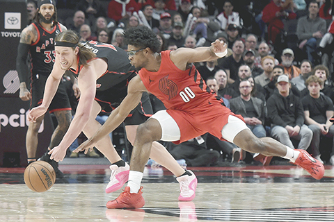 ◎ 三月九日,在俄勒岡州波特蘭舉行的一場NBA常規賽的下半場,多倫多速龍隊前鋒凱利.奧利尼克(左)和波特蘭開拓荒者隊後衛斯科特.亨德森的爭搶是役速龍以一百一十八比一百二十八敗走波特蘭。(美聯社/史蒂夫戴克斯)