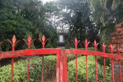 ◎ 二0二四年三月,台灣新北市的連橫墓園內草木錯落有致,入口處是醒目的紅色鐵門。(中新社記者楊程晨 攝)