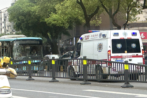 ◎ 四月八日,江西南昌警方發佈通報稱,當日該市一輛公交車與多名行人發生碰撞致三死七傷。通報稱,四月八日十一時四十二分許,江西省南昌市東湖區叠山路勝利路口至子固路口段,公交車贛AM0902由東向西先後與多名行人發生碰撞,造成一起交通事故,三人當場遇難、七人受傷送醫。圖為四月八日,江西南昌東湖區交通事故現場附近,涉事公交車被拖離,一輛救護車也從現場駛出。(中新社記者 劉力鑫 攝)
