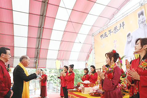◎ 四月十一日,台灣甲辰年恭拜軒轅黃帝大典在台灣桃園黃帝雷藏寺舉行,中國國民黨前副主席陳鎮湘(左二)擔任主拜官。(中新社記者 劉舒淩 攝)