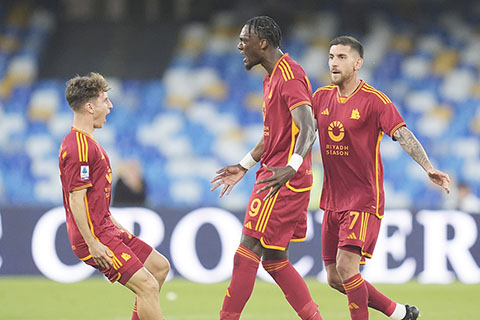 ◎ 艾巴咸(中)昨晨破入球荒,力助羅馬客場戰平拿玻里。(新華社)