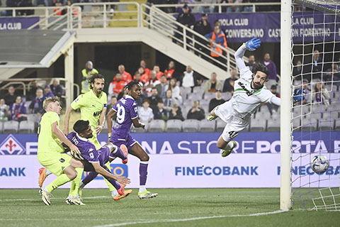 ◎ 費倫天拿隊干沙里斯(紫衣,下)昨役二破莎索羅大門。(美聯社)