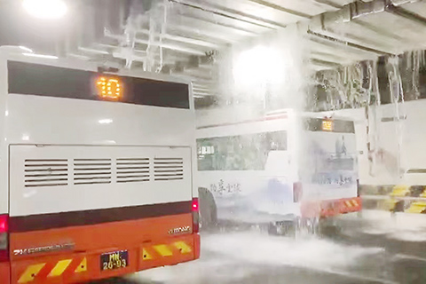 ◎ 關閘巴士站出現天花大面積漏水。