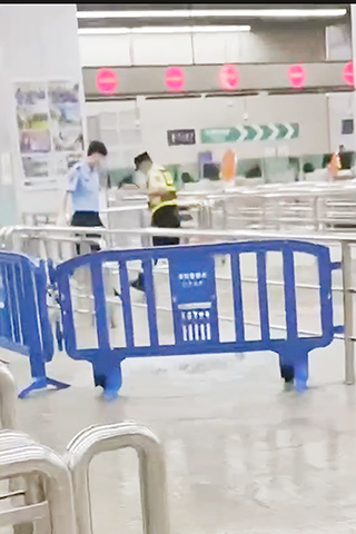 ◎ 關閘口岸入境大堂昨早水渠倒灌。(網絡圖)