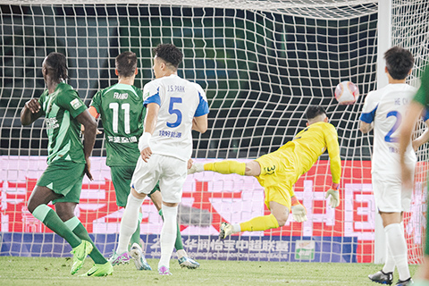 ◎ 綠衣浙江隊昨晚三比一戰勝訪問杭州的武漢三鎮隊。(新華社)