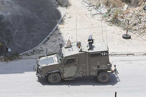 ◎ 據巴勒斯坦衞生部五月二十二日發表的聲明,以軍當天連續第二日在約旦河西岸城市傑寧開展軍事行動,造成八人死亡、二十四人受傷。圖為當日在約旦河西岸城市傑寧拍攝以色列軍車。(新華社發 艾曼.諾巴尼 攝)