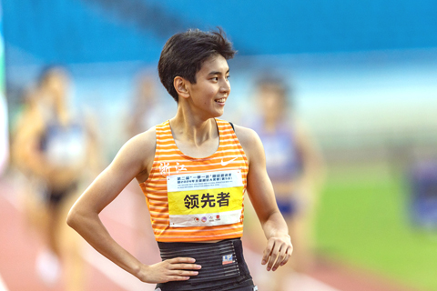 ◎ 五月二十八日,浙江體彩隊選手徐佳歡在女子七項全能八百米比賽後。在重慶市舉行的第二屆「一帶一路」田徑邀請賽暨二0二四年全國田徑大獎賽第五站女子七項全能比賽中,浙江體彩隊選手徐佳歡以五千三百四十九分的總成績奪得冠軍,廣東隊選手黃雯婷以五千零二十分的總成績獲得亞軍,四川隊選手孔瑞以四千九百九十六分的總成績獲得季軍。(新華社記者 黃偉 攝)