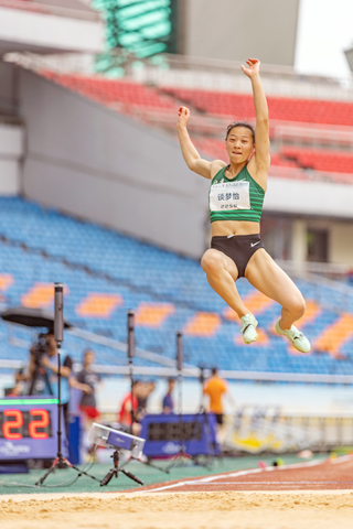 ◎ 五月二十八日,江蘇隊選手談夢怡在比賽中。在重慶市舉行的第二屆「一帶一路」田徑邀請賽暨二0二四年全國田徑大獎賽第五站女子跳遠決賽中,江蘇隊選手談夢怡以六米五0的成績奪得冠軍,湖北隊選手熊詩麒與浙江隊選手龔璐穎分獲二、三名。(新華社記者 黃偉 攝)