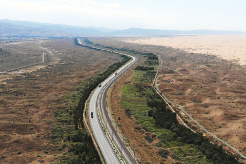 橫越騰格里沙漠的包蘭鐵路中衛段,沙漠上如今泛起了綠洲。(資料圖,中衛市官方供圖)