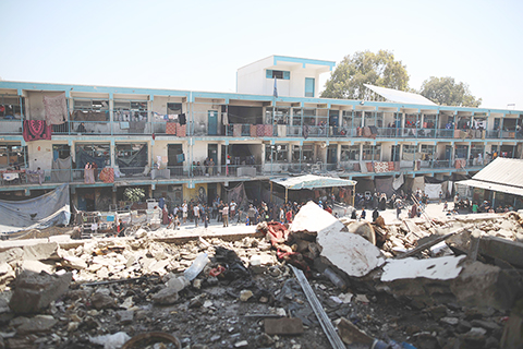 ◎ 據巴勒斯坦加沙地帶消息人士六月六日告訴新華社記者,以色列軍隊當天凌晨轟炸加沙地帶中部努賽賴特難民營一所學校,造成至少三十人死亡。消息人士說,以軍戰機對該學校至少三處教室發射了數枚導彈,空襲發生時教室內有大量無家可歸者居住。圖為當日在加沙地帶中部努賽賴特難民營拍攝的遭空襲的學校。(新華社發哈利勒.達伍德 攝)