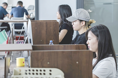 ◎ 來自華僑大學的台灣學生(右二)在廈門「台青創客家」裡實習(六月十四日攝)。