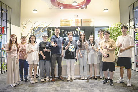 ◎ 廈門「台青創客家」負責人虞慧芳(中)和她的部份團隊成員合影(六月十四日攝)。