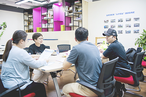 ◎ 在廈門「台青創客家」路演大廳裡,負責人虞慧芳(左二)與團隊成員溝通交流(六月十四日攝)。