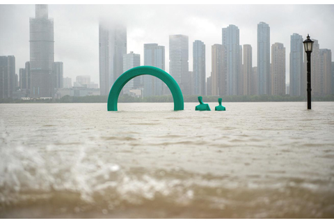 ◎ 這是六月廿九日在武漢漢口江灘拍攝的被江水淹沒的雕像。 近日,湖北多地遭遇強降雨天氣。鋻於當前湖北防汛形勢,根據《湖北省防汛抗旱應急預案》有關規定,省防辦決定於廿八日十六時將湖北省防汛四級應急響應提升至三級。(新華社記者 胡競文攝)