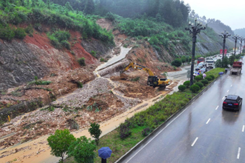 ◎ 六月廿九日,在貴州省黔東南苗族侗族自治州黃平縣,當地組織工作人員清理道路(無人機照片)。 貴州省防汛抗旱指揮部決定,自六月廿八日十六時起,全省面上啟動省級防汛Ⅳ級應急響應,其中針對銅仁市、黔東南州啟動防汛Ⅲ級應急響應。 目前,貴州各有關地方和部門已啟動或調整本地區本行業防汛應急響應,加強防汛抗災工作,全力保障人民群眾生命財產安全和基本生活需要。(新華社發 梁文攝)