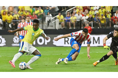 ◎ 雲尼斯奧斯(左)梅開二度,力助巴西隊大勝巴拉圭隊。(美聯社)