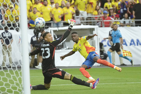 ◎ 哥杜巴(中)昨役為哥倫比亞射成三比0。(美聯社)