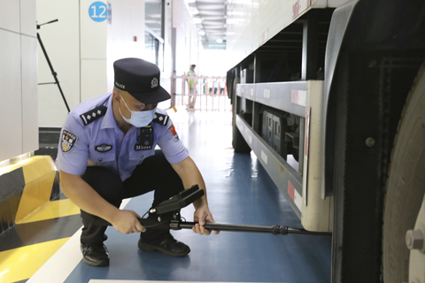 ◎ 六月三十日,橫琴邊檢站執勤民警對入境貨車實施車輛檢查。(何天洋 攝)