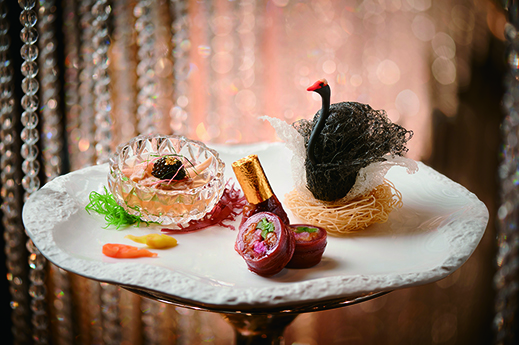 ◎ 帝影樓的頭盤三併卡露伽鱘魚子貴妃蚌凍、乳酪黑天鵝酥、懷舊果木燒鵝腳紮