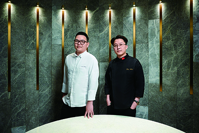 ◎ 新濠天地金映閣總廚鄧俊賢(左)及廣州客․AKEN