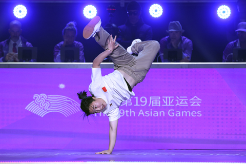 ◎ 十月七日,杭州第十九屆亞運會霹靂舞女子組比賽在拱墅運河體育公園體育館舉行。中國選手劉清漪獲得冠軍。(中新社記者 泱波 攝)