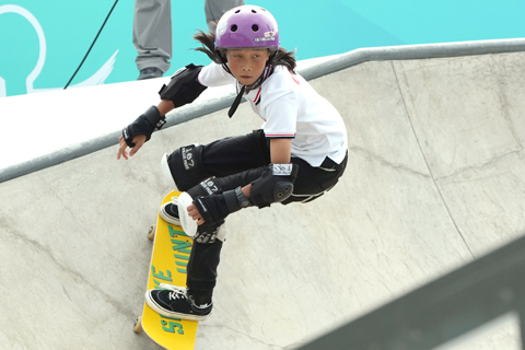 ◎ 九月二十七日,杭州第十九屆亞運會滑板決賽在錢塘輪滑中心舉行,中國隊小將崔宸曦摘得金牌。(中新社記者 田博川 攝)