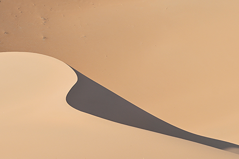 ◎ 七月三十日拍攝的巴丹吉林沙漠中的沙丘。(新華社記者貝赫 攝)