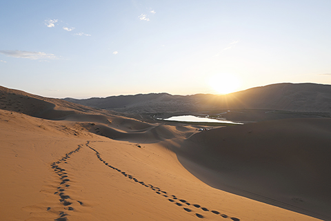 ◎ 七月三十日在巴丹吉林沙漠必魯圖峰腳下拍攝的日落景色。(新華社記者貝赫 攝)