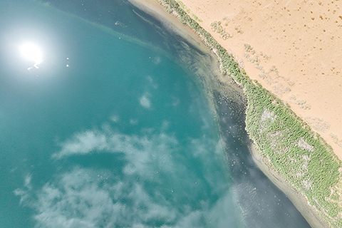 ◎ 七月卅一日拍攝的巴丹吉林沙漠中的南海子(無人機照片)。(新華社記者貝赫 攝)